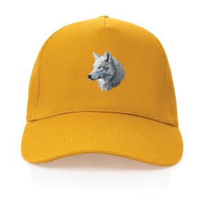 Può includere: Cappellino da baseball giallo senape con un'illustrazione dettagliata di un lupo bianco con occhi blu. Il lupo è posizionato sulla parte anteriore del cappellino, che ha una visiera curva e una corona strutturata. Questo accessorio è elegante.