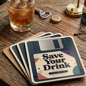 Könnte beinhalten: Vier Getränkeuntersetzer mit Retro-Disketten-Design und dem Text "Save Your Drink" und "Retro Pile". Ein Glas mit Eiswürfeln, ein Flaschenöffner und Bücher liegen auf einem Holztisch. Die Untersetzer messen ca. 10 cm x 10 cm.