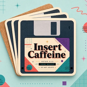 Könnte beinhalten: Ein Stapel quadratischer Untersetzer mit Retro-Disketten-Design. Die Untersetzer sind marineblau mit einem cremefarbenen Etikett mit der Aufschrift "Insert Caffeine" in fetten schwarzen Buchstaben. Zusätzlicher Text lautet "Retro File" und "Drink Backup". Die Untersetzer stehen auf einer Korkbasis.