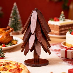 Puede incluir: Un árbol de Navidad decorativo de madera, de color marrón oscuro. El árbol está hecho de piezas en forma de hojas superpuestas y descansa sobre una base redonda. La mesa festiva incluye un pavo asado, pizza, pasteles y regalos envueltos.