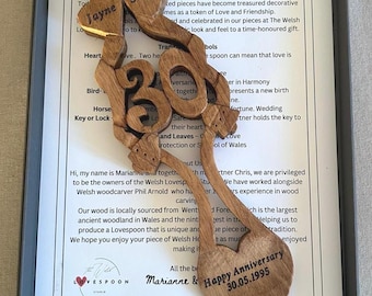 Cuchara de amor especial de aniversario tallada a mano, de 28 cm, en roble. Número personalizado para los años de matrimonio, con campanas y corazones.