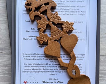 Cuchara de amor galesa para bodas, tallada a mano, de 28 cm en roble. Dragón y narcisos, símbolo de protección y crecimiento. Campana nupcial y corazones.