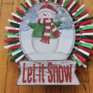 Handgemachter roter und grüner funkelnder Schneemann Wäscheklammerkranz