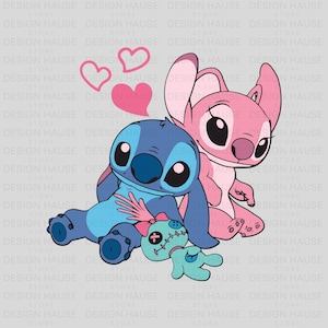 Puede incluir: Ilustración digital de los personajes Stitch y Angel de Lilo & Stitch. Stitch es azul y Angel es rosa. Corazones rosas flotan sobre ellos. Una pequeña muñeca vudú turquesa está en la imagen. El fondo es gris claro.