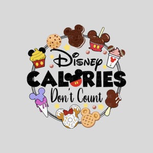 Op de afbeelding: Een cirkel van Disney-thema voedsel, waaronder Mickey Mouse oren, een cupcake, een wafel, een donut, een pretzel, een Mickey Mouse ijslolly, een Mickey Mouse ijshoorn en een Mickey Mouse ijsbeker. De tekst "Disney Calories Don't Count" staat in zwarte letters in de cirkel.