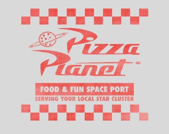 Può includere: Grafica rossa e bianca con il testo "Pizza Planet" e le parole "Food & Fun Space Port" e "Serving Your Local Star Cluster".
