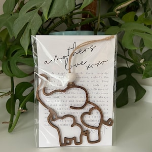 Adorno de tarjeta con la historia del amor de una madre