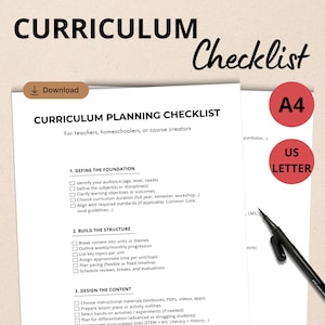 Peut inclure: Une liste de contrôle de planification de programme d'études blanche avec du texte noir, conçue pour les enseignants et les écoles à la maison. La liste de contrôle comprend des sections pour définir les bases, construire la structure et concevoir le contenu. Un stylo noir et le texte "A4" et "US LETTER" sont également visibles.
