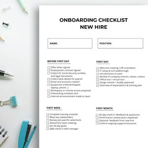 Può includere: Un elenco di controllo per l'onboarding bianco intitolato "ONBOARDING CHECKLIST NEW HIRE" con sezioni per "Prima del primo giorno", "Primo giorno", "Prima settimana" e "Primo mese". Materiale per ufficio sparso.