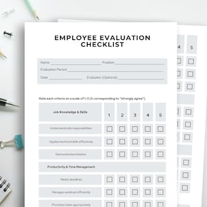 Puede incluir: Una lista de verificación de evaluación de empleados en blanco con el título "EMPLOYEE EVALUATION CHECKLIST" en texto negro. La lista de verificación incluye secciones para el nombre, el puesto, el período de evaluación y la fecha. También tiene una escala de calificación de 1 a 5.