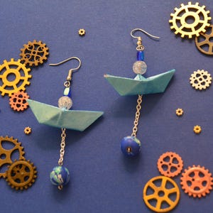 orecchini pendenti origami blu metallizzato fatti a mano