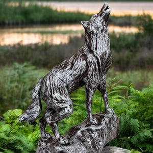 Howling Wolf Statue – Handmade Wildlife Decor, Rustic Nature Art Gift for Animal Lovers