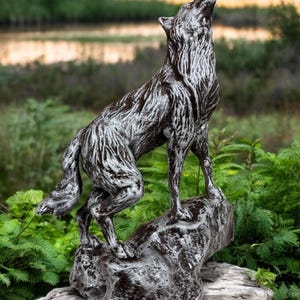 Howling Wolf Statue – Handmade Wildlife Decor, Rustic Nature Art Gift for Animal Lovers
