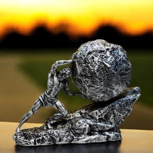 Estátua de Sísifo – Decoração de Mitologia Grega | Peça de Arte Texturizada em Bronze | Presente Único e Significativo