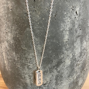 Collar minimalista personalizado / Colgante de fe inspirador grabado en plata / Joyas con dije de palabra motivacional / Ánimo para ella