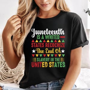 Peut inclure: T-shirt noir avec l'inscription "Juneteenth is a United States Recognize The End Of Slavery in the United States" en blanc, rouge, jaune et vert. Le motif comprend des triangles et des étoiles.