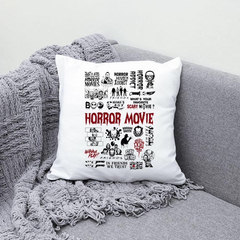 Peut inclure: Coussin carr&eacute; blanc avec un collage de texte et de graphiques noirs et rouges sur le th&egrave;me des films d'horreur. Le texte comprend des phrases telles que "Horror Movie", "Horror Addict" et "What's Your Favorite Scary Movie ?". Le coussin est sur un canap&eacute; gris.