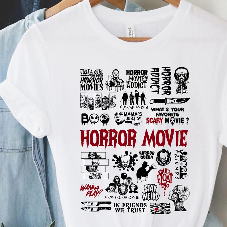 Peut inclure: T-shirt blanc avec un motif graphique comportant les mots "HORROR MOVIE" en grandes lettres rouges. Le motif comprend diverses images et phrases sur le th&egrave;me de l'horreur, comme "HORROR ADDICT" et "Wanna Play?"