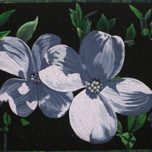 Pode incluir: Duas flores brancas de cornus florida com um fundo verde escuro. As flores têm uma textura delicada e em camadas e estão em plena floração.