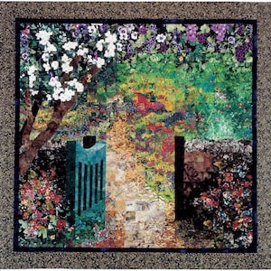 Könnte beinhalten: Ein farbenfroher Patchwork-Quilt, der eine Gartenszene mit einem Weg zu einem grünen Tor darstellt. Der Garten ist mit Blumen in den Farben Rosa, Lila, Rot und Weiß gefüllt. Im Hintergrund ist ein kleines rotes Haus zu sehen.