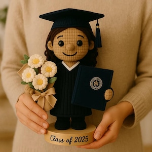 Muñeca de crochet de graduación de 2025. Regalo personalizado hecho a mano con flores y diploma. Recuerdo con colores personalizados de la escuela.