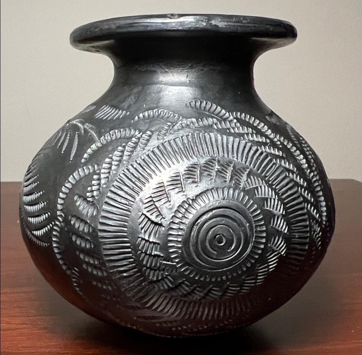 メキシコ伝統工芸品 バロ・ネグロ 透かし彫り 花瓶 漆黒 陶器 オアハカ