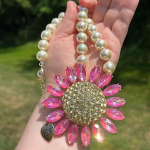 OOOH BUDDY Betsey Johnson - Collier tendance Bee Mine CHUNKY en fausses perles et cristaux roses
