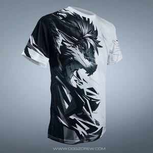 Może przedstawiać: Biała koszulka z czarno-białym nadrukiem graficznym przedstawiającym głowę smoka z ostrymi zębami i dzikim wyrazem twarzy. Projekt zawiera geometryczne kształty i tekst "Dragon 1.1".