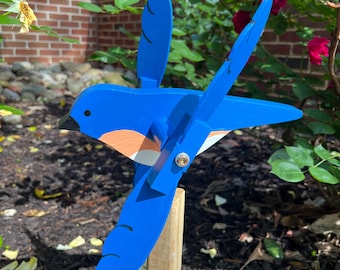 Molinillo de viento artesanal con forma de pájaro azul: madera de álamo, latón, decoración para jardín exterior.