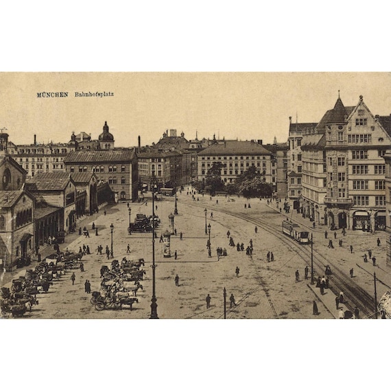 Retro postcard / Munich / Bahnhofplatz around 1921