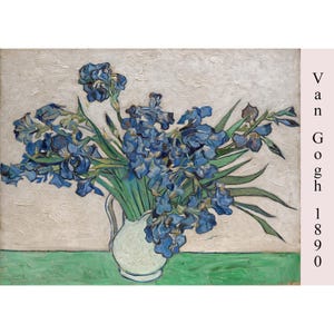 Peut inclure: Une peinture d'un vase blanc rempli d'iris bleus. Le vase est sur une table verte et l'arrière-plan est beige clair. La peinture est signée "Van Gogh 1890".