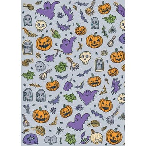 Peut inclure: Un motif d'Halloween bleu clair avec des citrouilles oranges, des chauves-souris violettes, des fantômes, des pierres tombales et des feuilles vertes. Le motif comprend des balais, des crânes et d'autres éléments effrayants.