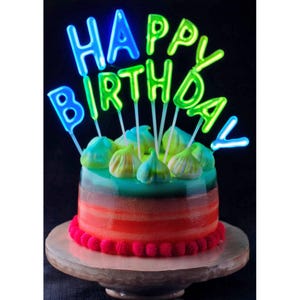 Tarjeta postal. Pastel de cumpleaños con velas Feliz cumpleaños