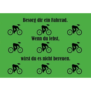 Può includere: Uno sfondo verde con testo nero che recita "Besorg dir ein Fahrrad. Wenn du lebst, wirst du es nicht bereuen." Ci sono nove silhouette nere di persone che vanno in bicicletta sullo sfondo.