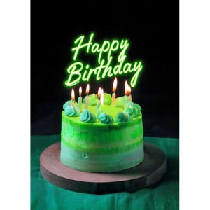 Tarjeta postal. Pastel de cumpleaños con velas Feliz cumpleaños
