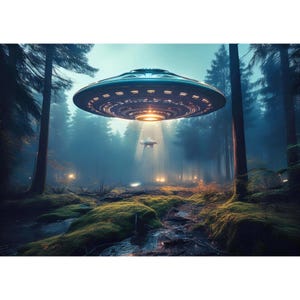 Pode incluir: Um UFO prateado pairando sobre uma floresta escura e nebulosa. O UFO projeta um raio de luz para o chão. A floresta está cheia de árvores altas e um pequeno riacho.
