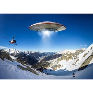 Postkarte. Ufo schwebt über Skigebiet.