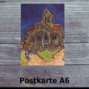 Könnte beinhalten: Ein Gemälde einer Kirche mit einem hohen Turm und einer Person, die im Vordergrund geht. Die Kirche ist in einem Stil gemalt, der an Vincent van Gogh erinnert, mit wirbelnden Pinselstrichen und leuchtenden Farben.