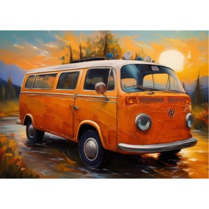 Può includere: Un furgone Volkswagen arancione vintage con tetto bianco che guida su una strada bagnata. Il furgone ha un logo VW sul davanti e una striscia bianca lungo il lato. Il sole sta tramontando sullo sfondo.