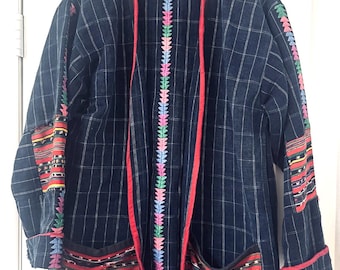 Chaqueta guatemalteca bordada tejida a mano, textil maya boho, talla L, frente abierto, azul marino