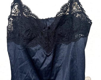 Camisola negra de nailon estilo años 90 (Y2K) con ribete de encaje, talla 32/S, marca Vassarette USA.