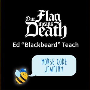 Puede incluir: Una ilustración en blanco y negro de una bandera pirata con el texto "Our Flag Means Death" y el nombre "Ed "Blackbeard" Teach" debajo. Una abeja de dibujos animados con cabello azul sostiene un globo de diálogo que dice "Morse Code Jewelry".