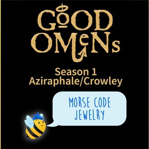 Könnte beinhalten: Ein schwarzer Hintergrund mit einer goldenen Grafik der Wörter "Good Omens" mit einem Heiligenschein über dem "O" in Good. Unter der Grafik steht der Text "Season 1 Aziraphale/Crowley" und eine blaue Sprechblase mit dem Text "Morse Code Schmuck". Eine Cartoon-Biene mit blauen Haaren befindet sich in der linken unteren Ecke des Bildes.