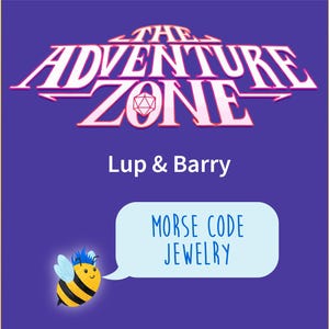 Op de afbeelding: Een paarse achtergrond met de tekst "The Adventure Zone" in roze en wit. Onder de tekst staat de zin "Lup & Barry" en een cartoon-bij met een spreekballon die "Morse Code Jewelry" zegt.