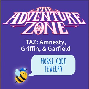 Op de afbeelding: Een paarse achtergrond met een cartoon-bij en een spreekballon met de tekst "Morse Code Sieraden". De tekst "The Adventure Zone" is roze met een witte omtrek. Onder de tekst staat "TAZ: Amnesty, Griffin, & Garfield".