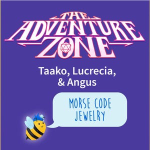 Op de afbeelding: Paarse achtergrond met de tekst "The Adventure Zone" in roze en wit. Onder de tekst staat de zin "Taako, Lucrecia, & Angus" in wit. Een cartoon-bij met blauw haar houdt een spreekballon vast waarop "Morse Code Jewelry" staat.