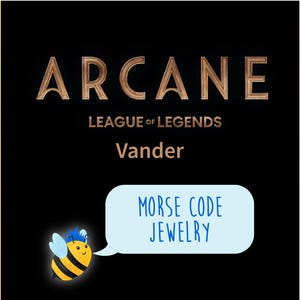 Puede incluir: Un fondo negro con el texto "ARCANE LEAGUE OF LEGENDS Vander" en letras doradas. Una abeja de dibujos animados con cabello azul sostiene un globo de diálogo que dice "MORSE CODE JEWELRY".