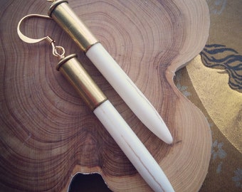 Kolczyki z białych howlitów z obudową pocisku