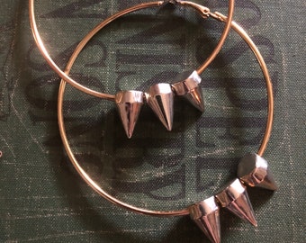 Gigantyczne kolczaste obręcze