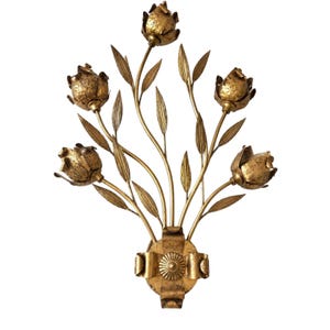 Puede incluir: Un aplique de pared de metal en tono dorado con cinco cabezas de flor en forma de tulipán con superficies texturizadas. Los tallos y hojas se extienden hacia arriba desde una base circular central con un detalle de cinta y una roseta.